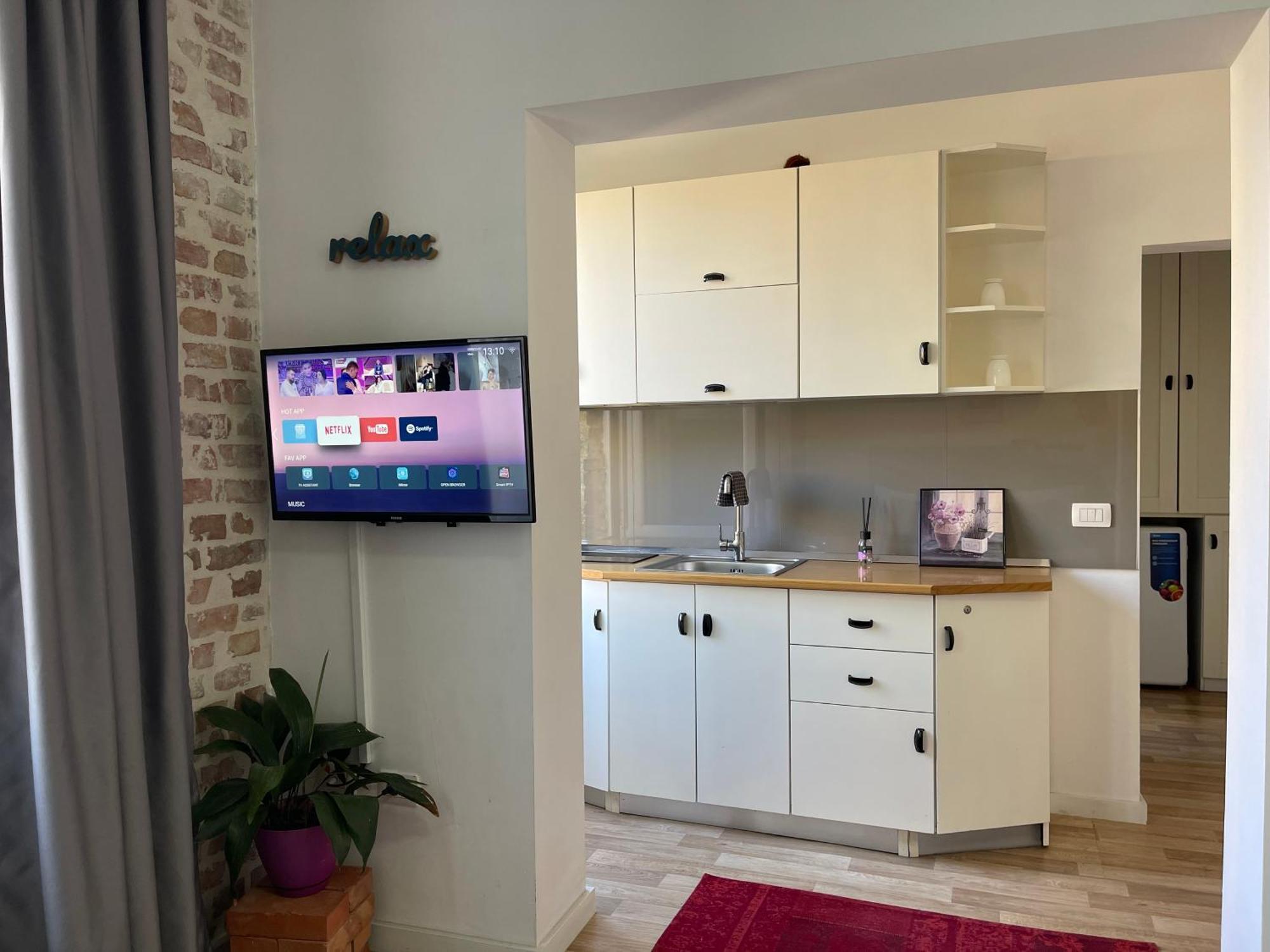 Bricks Studio Apartments Тирана Экстерьер фото