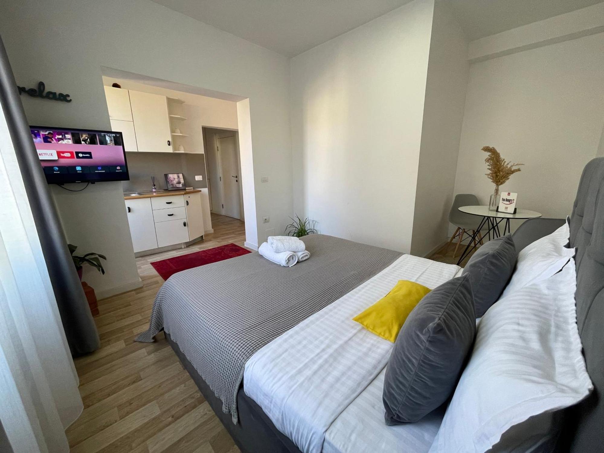 Bricks Studio Apartments Тирана Экстерьер фото