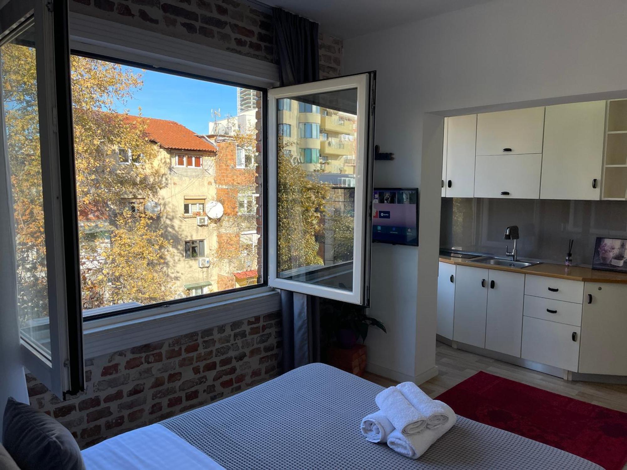 Bricks Studio Apartments Тирана Экстерьер фото