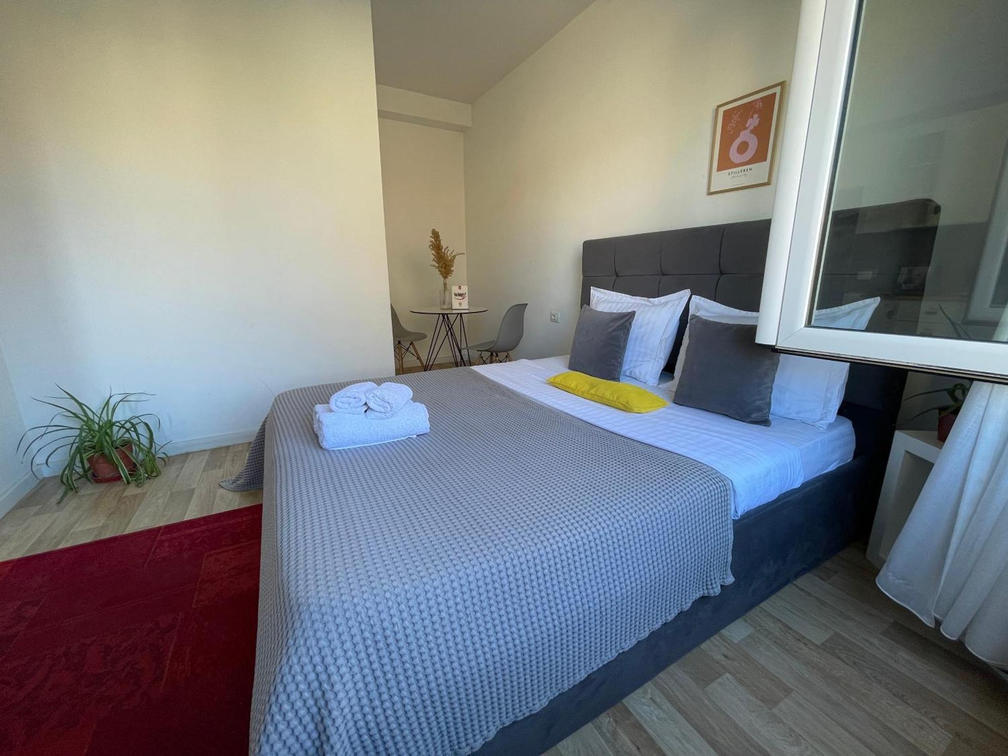 Bricks Studio Apartments Тирана Экстерьер фото