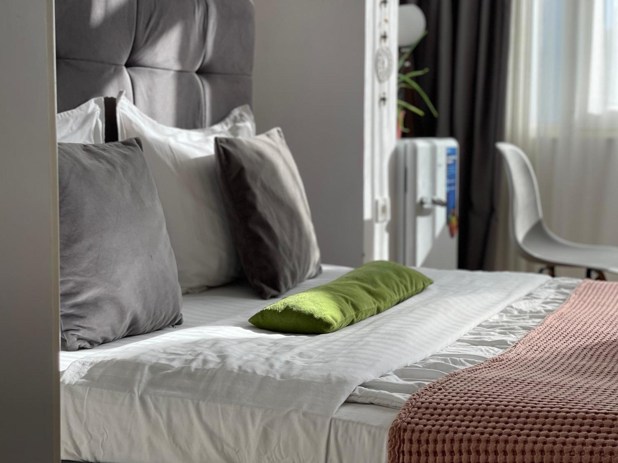 Bricks Studio Apartments Тирана Экстерьер фото
