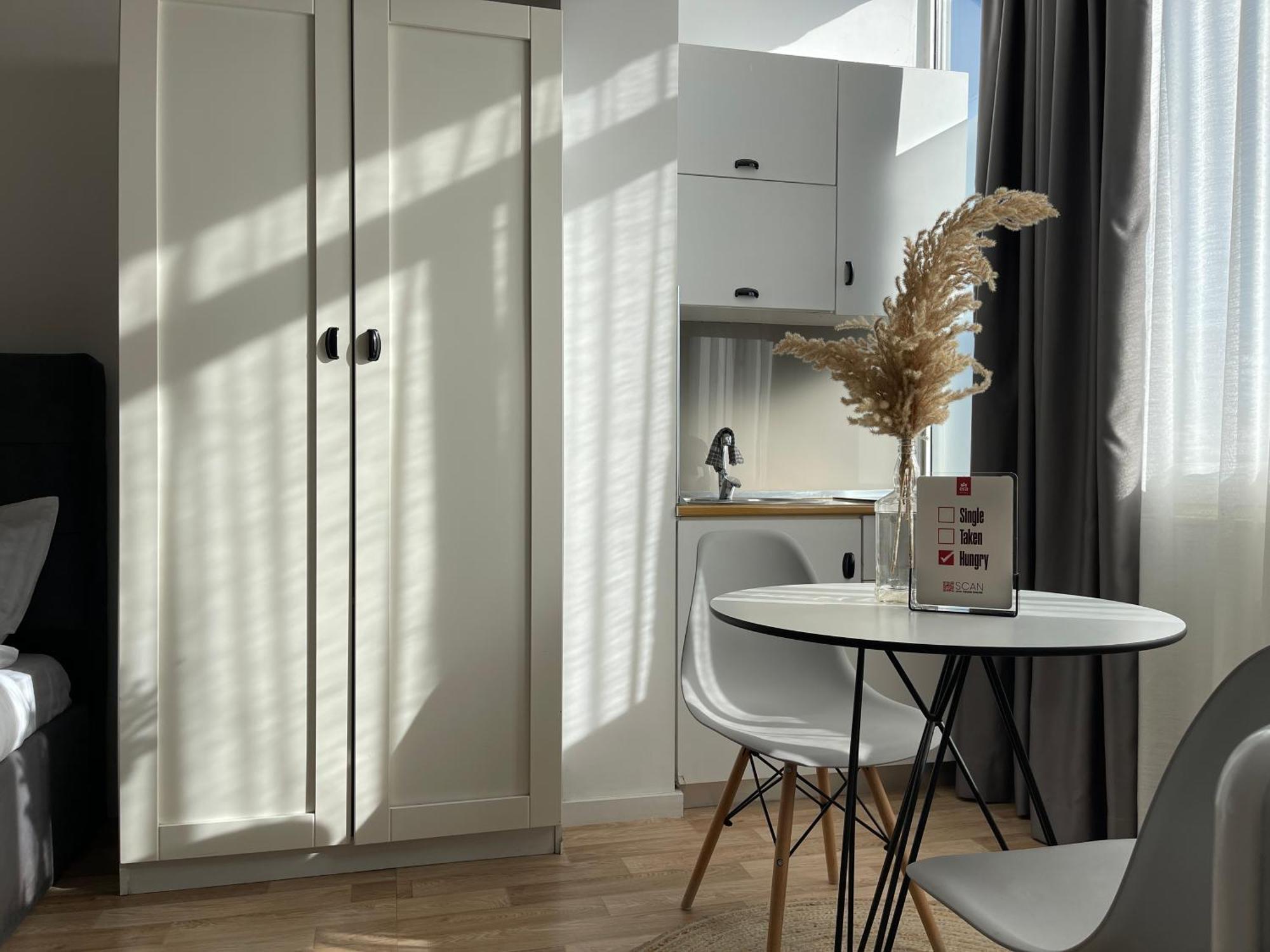 Bricks Studio Apartments Тирана Экстерьер фото