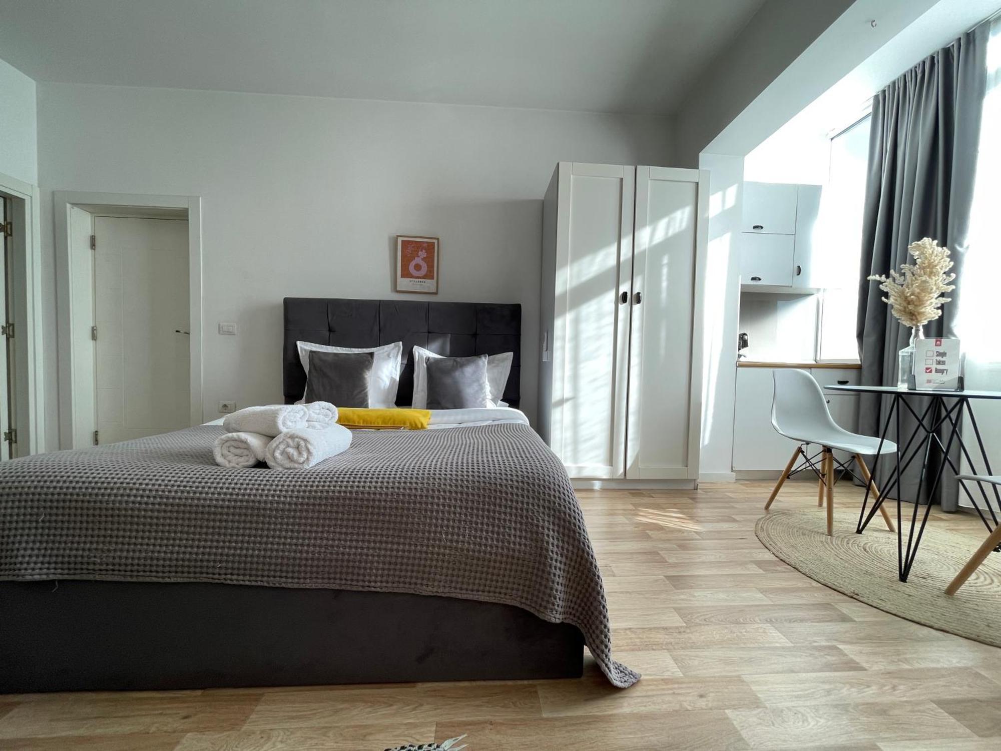 Bricks Studio Apartments Тирана Экстерьер фото